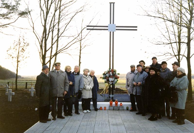 KKE 3329.jpg - Krzyż upamiętnający samobronę Polaków przed UPA w Przebrażu, Przebraż, 1997 r.